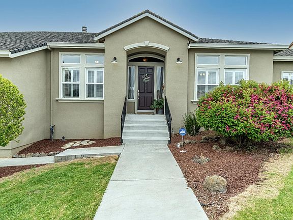 3rd image of 1060 Oak Creek Dr