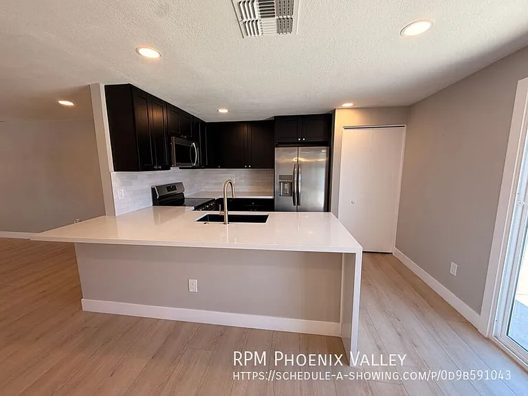 3902 E Joan De Arc Ave — Photo 7