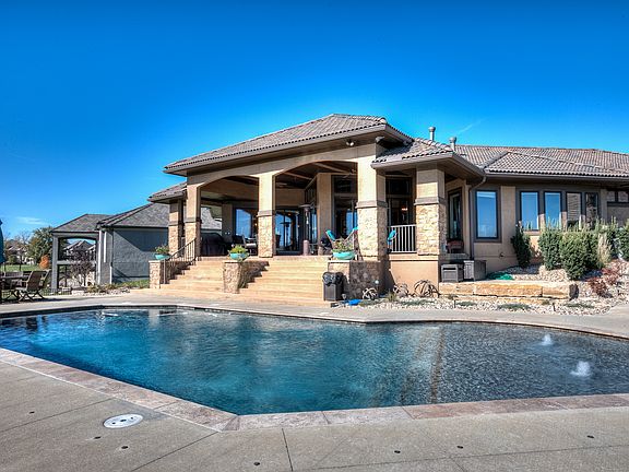Just a few steps to the pool