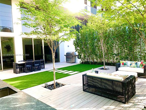 4th image of 300 Collins Ave #2C