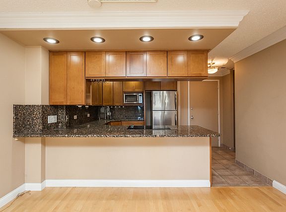 4th image of 801 S Plymouth Ct APT 805
