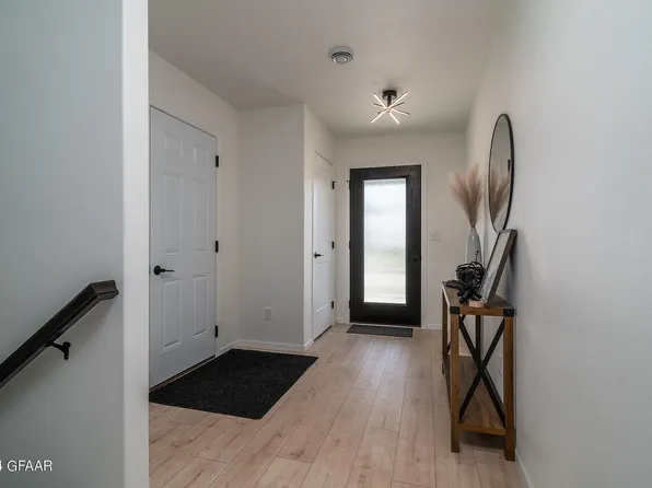 921 David Dr, Grand Forks, ND 58201