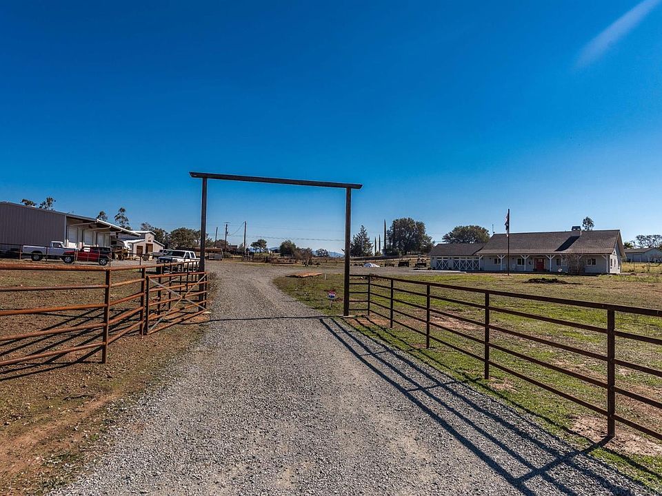1st image of 213 Emerald Ln