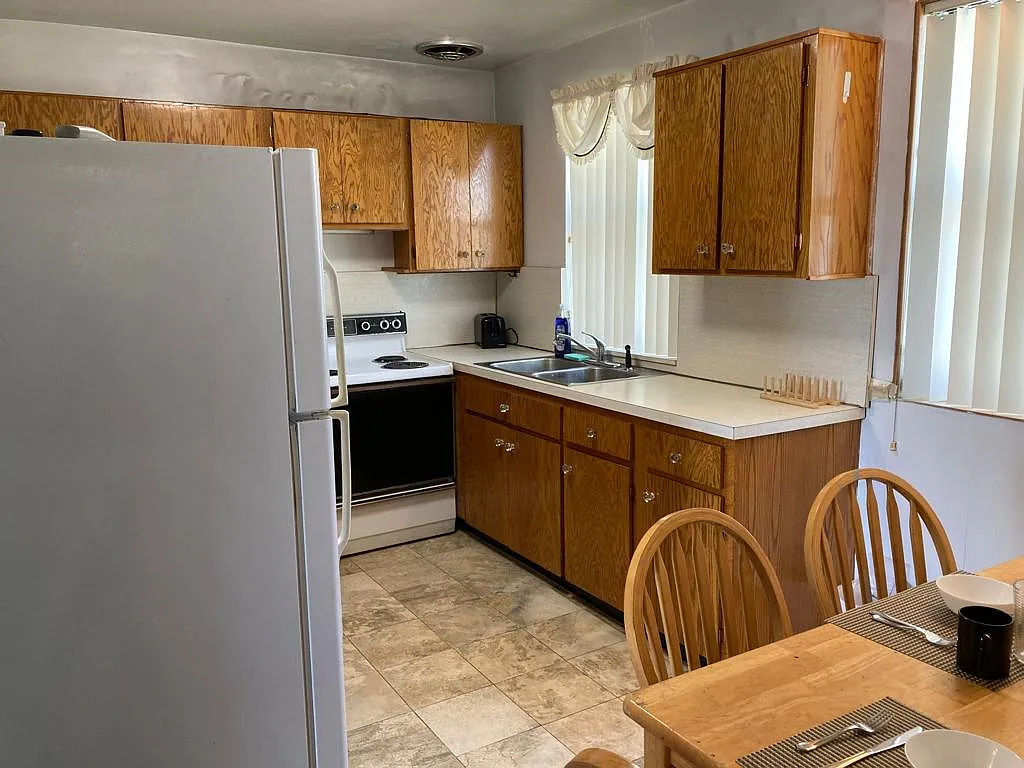 4 bed, 1850 sqft, $1,950 — Photo 2