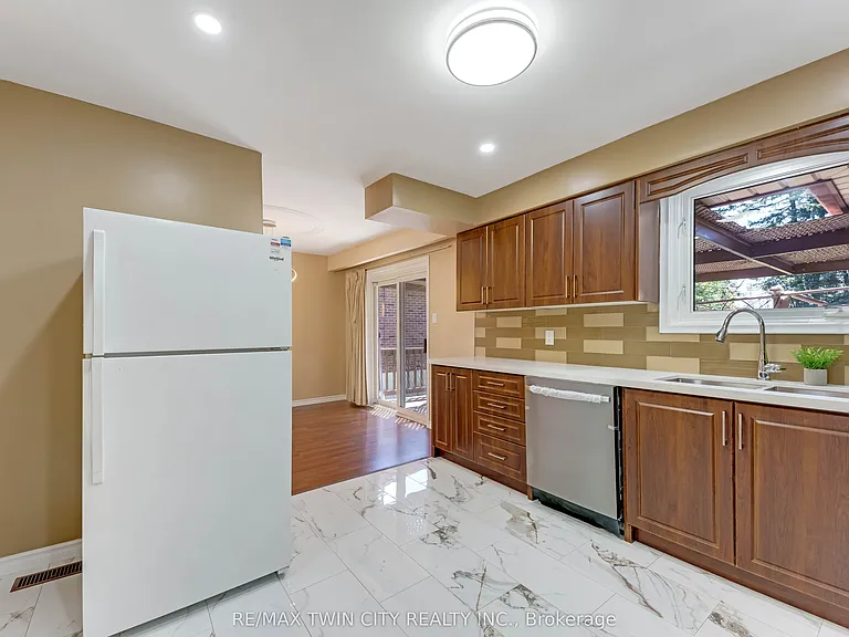 402 Lakeview Dr — Photo 11