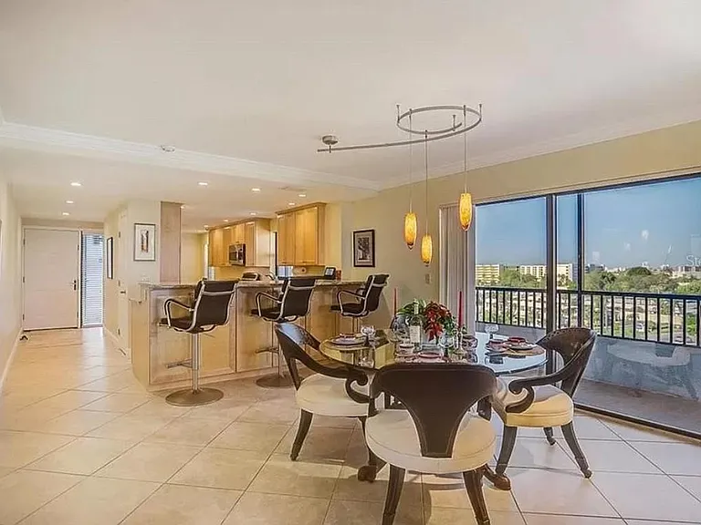 Dining area to kitchen