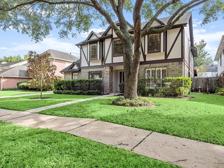 2415 Parkwood Ln — Photo 2