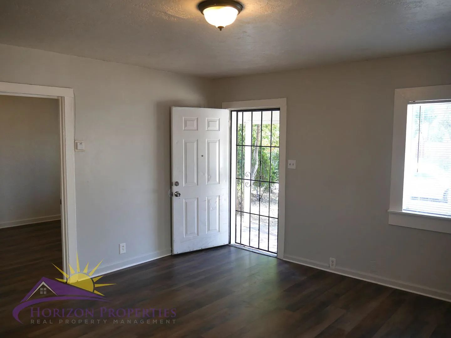 Cozy 2 Bed 1 Bath 728qft single family home in Oak Park — Photo 3