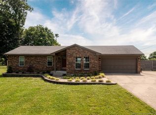 2220 E Arrowhead Dr, New Albany, IN 47150