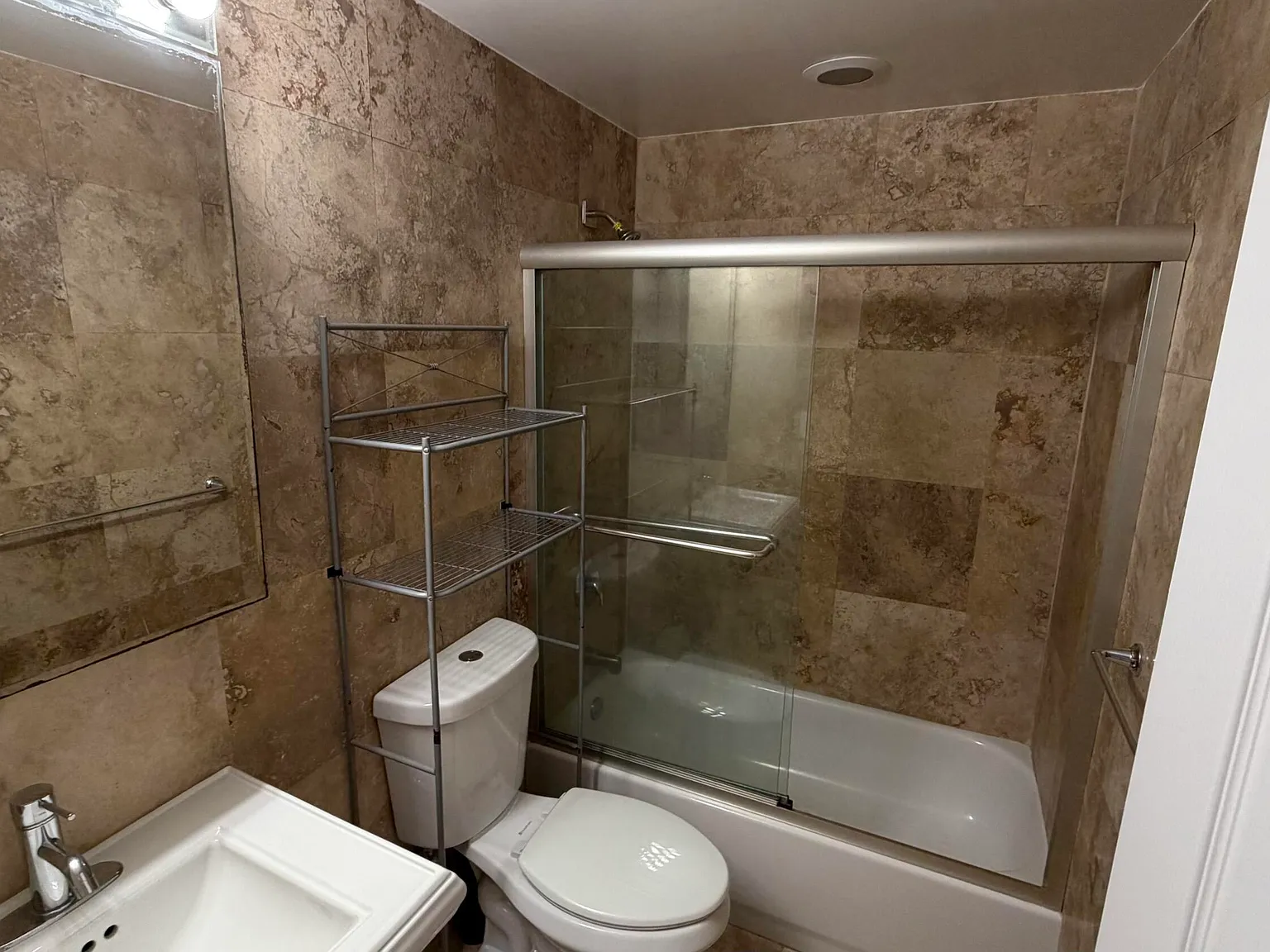 2 bed, 1.0 bath, 729 sqft, $1,800 — Photo 4