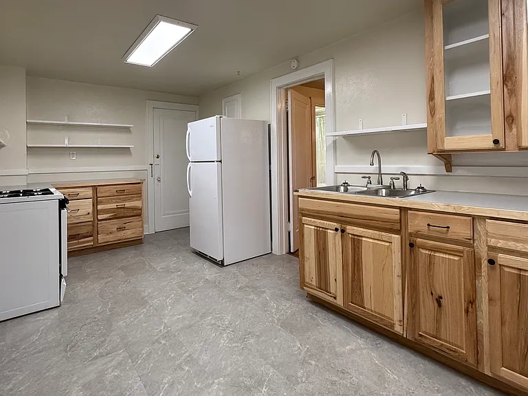 120 E 28th St #5 — Photo 3