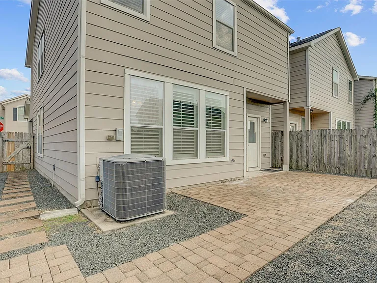 10046 Hillside Bayou Dr — Photo 23