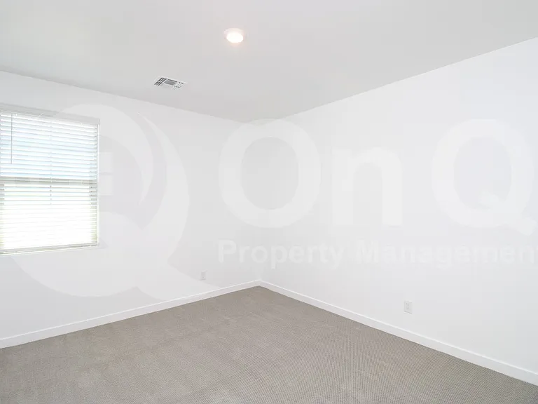 1045 E Thompson Way — Photo 14
