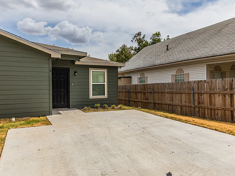 1914 Herring Ave — Photo 13