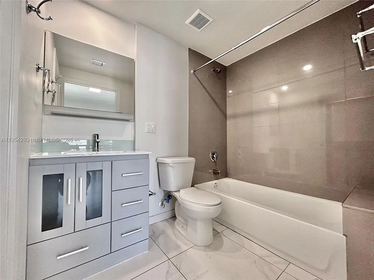 Building Photo - 836 SW 2nd St #202
