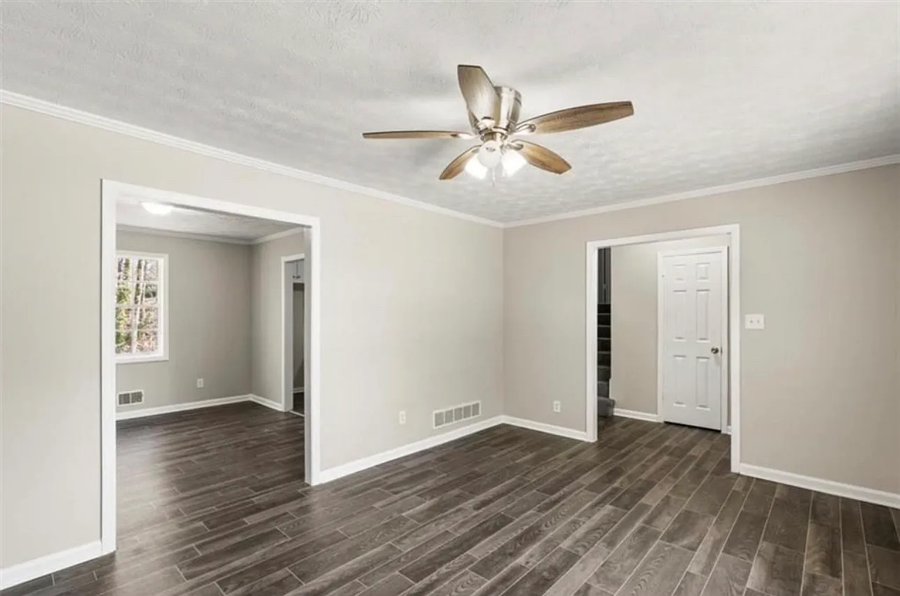 3 bed, 1200 sqft, $2,350 — Photo 4