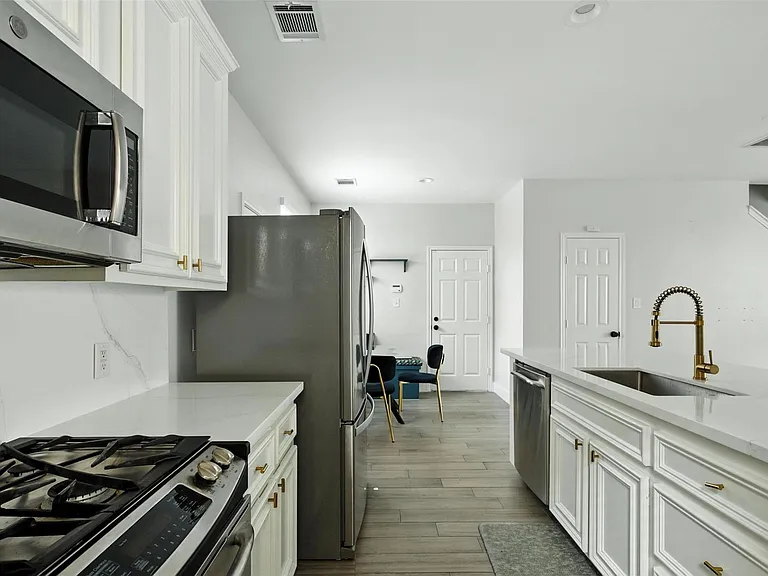 2020 Bailey St — Photo 10