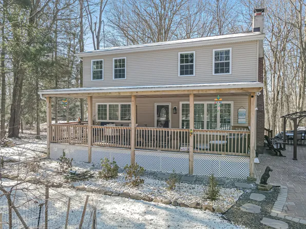 3235 Beech Ridge Dr, Pocono Summit, PA 18346