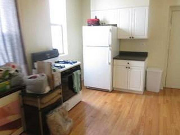 5th image of 2213 W Montrose Ave