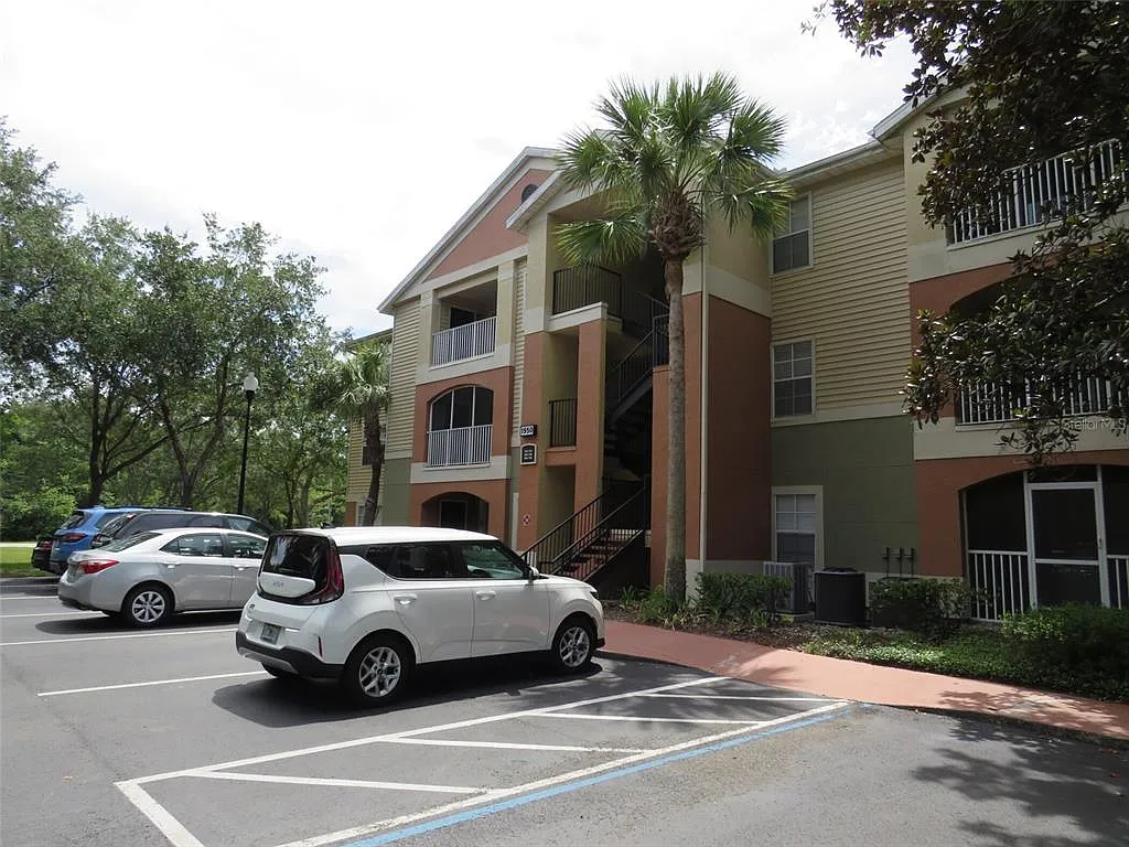 2 bed, 2.0 bath, 975 sqft, $1,750 — Photo 2