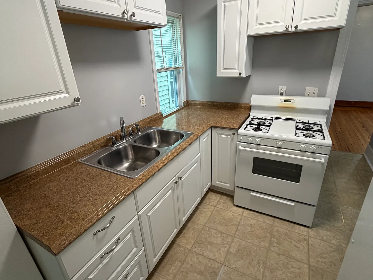 3 bed, 1.5 bath, 1297 sqft, $1,700 — Photo 4