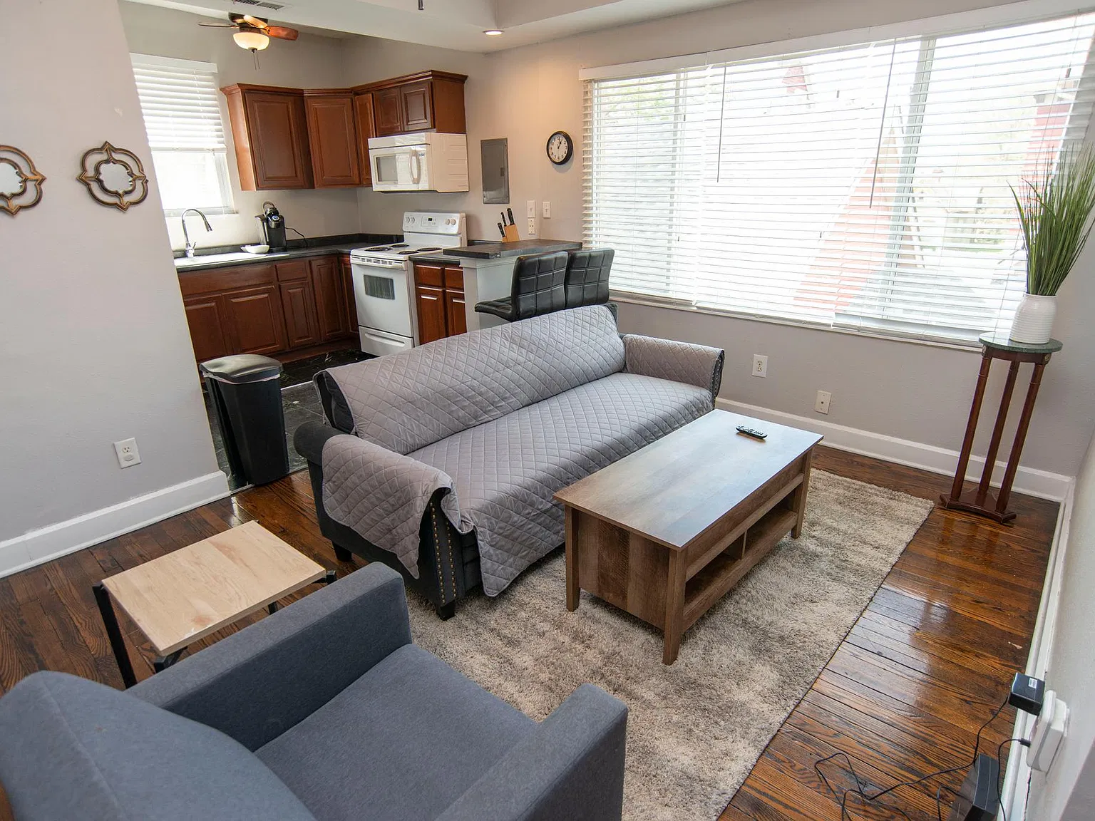 2 bed, 800 sqft, $1,200 — Photo 1