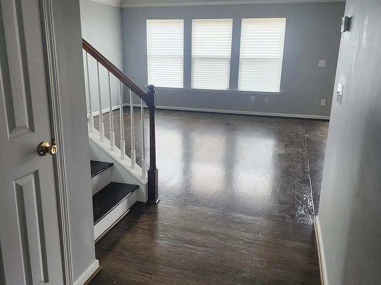 351 Roseglen Dr — Photo 3