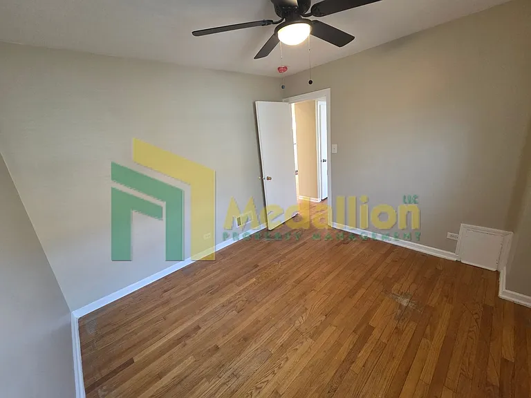 11004 S Eberhart Ave — Photo 19