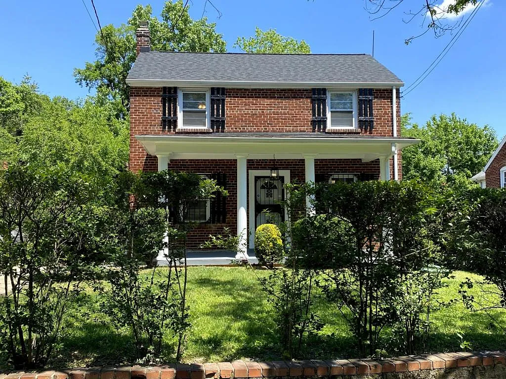 137 Chesapeake St SW photo 1