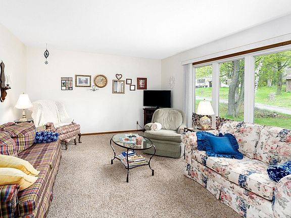 2nd image of 1919 Woodhaven Ln