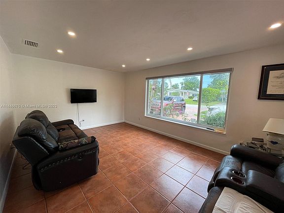 4th image of 18680 Belview Dr