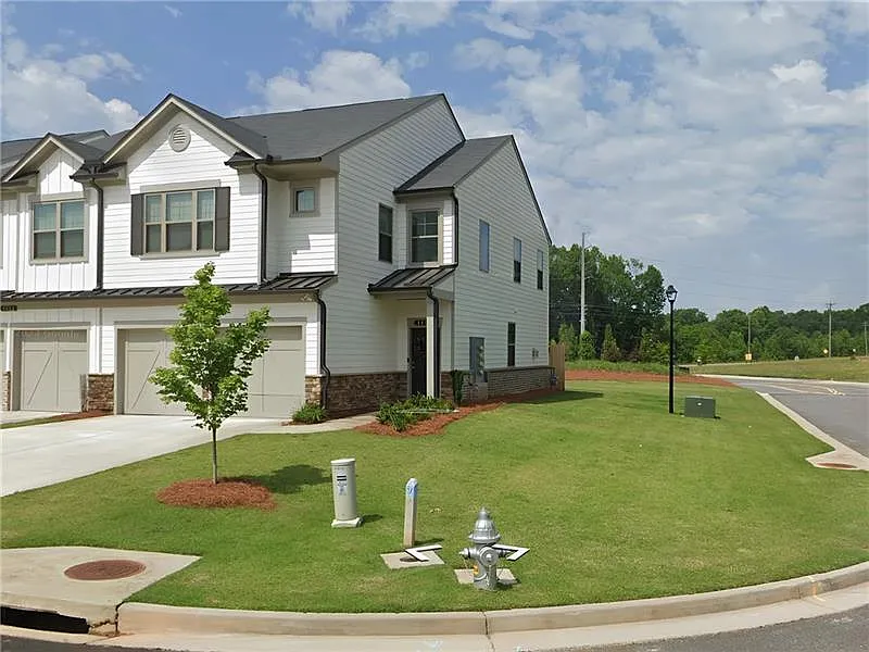 3 bed, 2021 sqft, $2,200 — Photo 2