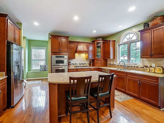 3rd image of 7355 Foxchase Dr