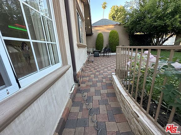 5th image of 933 E Valencia Ave