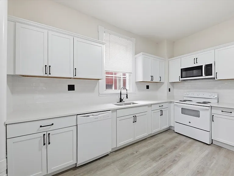 2502 Halstead St — Photo 5