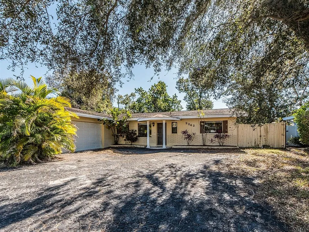 3 bed, 2.0 bath, 1336 sqft, $2,700 — Photo 2