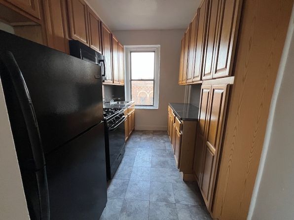 240 E 18th St APT 4B