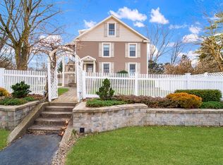 14 Leonard St, Agawam, MA 01001