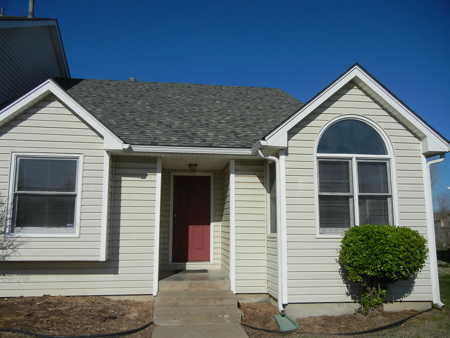 3 bed, 2000 sqft, $1,500 — Photo 2