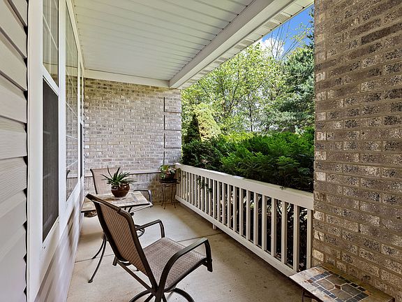 3rd image of 578 Dunhill Dr