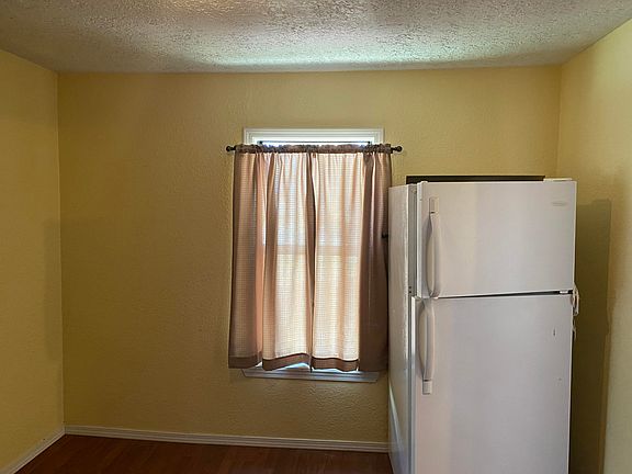5th image of 407 E 2nd St