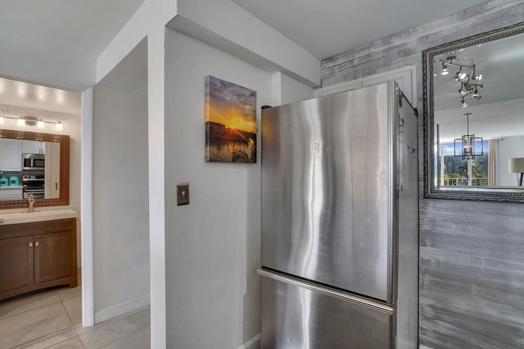 1609 N Riverside Drive Unit 304, photo 7