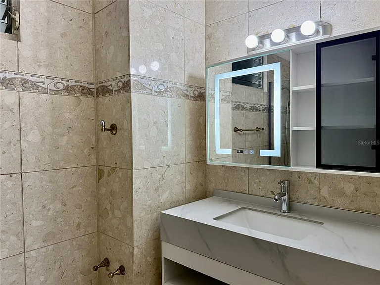 1 Madrid #8-C — Photo 15
