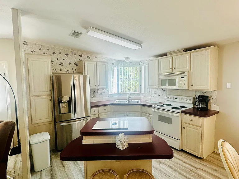 2305 Bay Dr — Photo 2