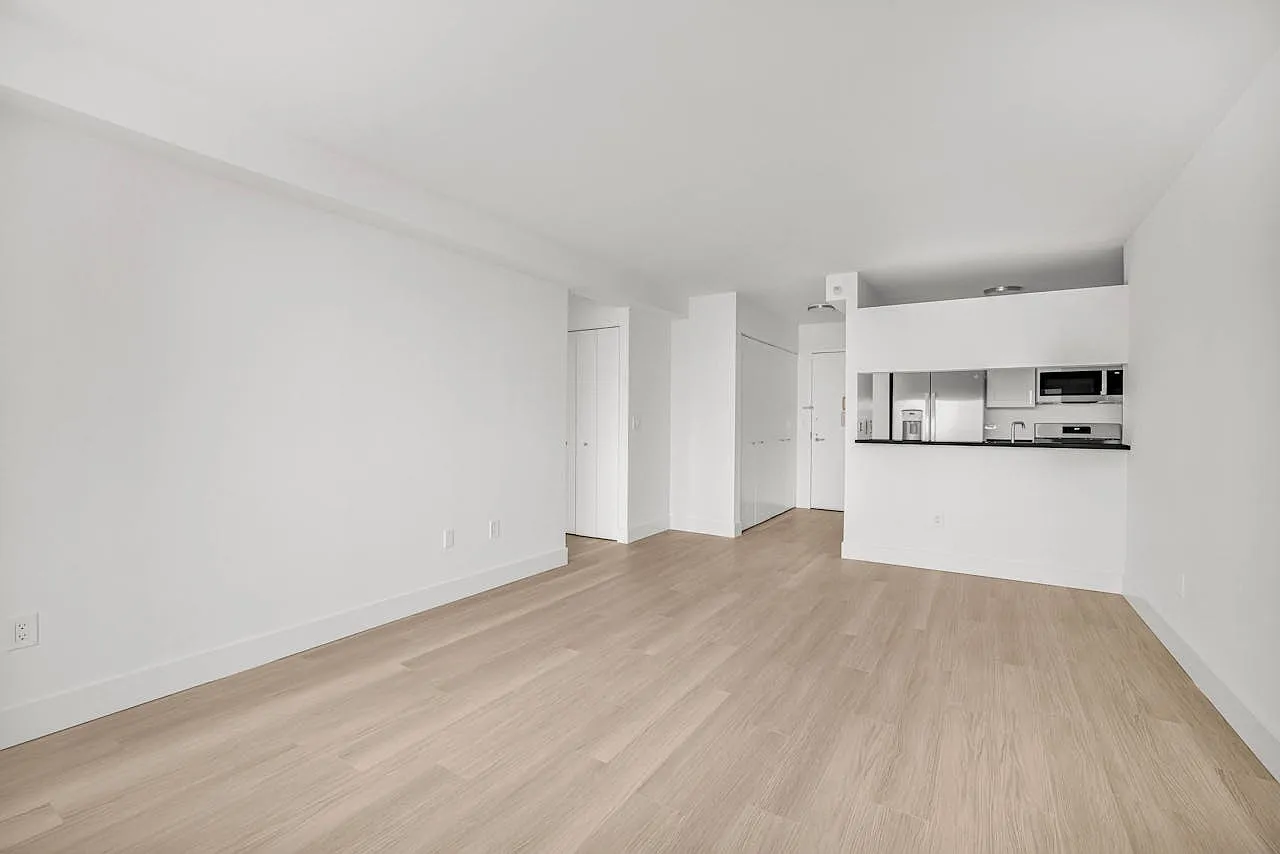 420 West 42nd Street — Photo 4