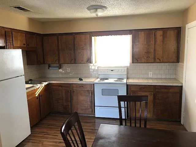 3 bed, 1050 sqft, $1,800 — Photo 2