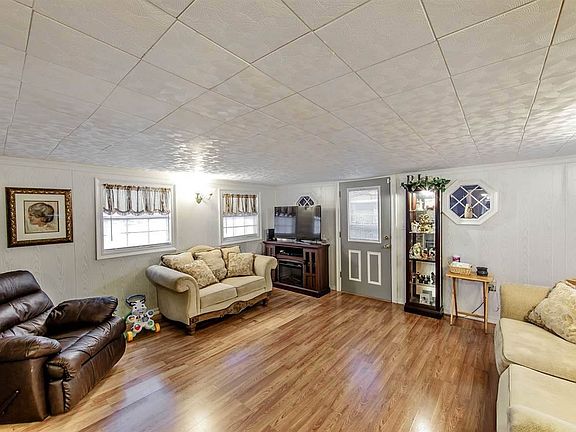 5th image of 203 Honeysuckle Dr