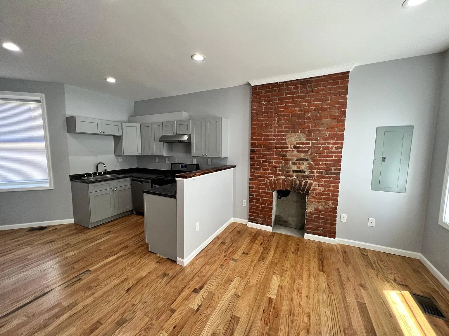 2031 Tustin St — Photo 2