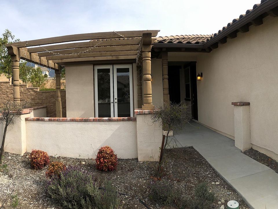 Front entrance though the right side, Deadbolt lock on the front door