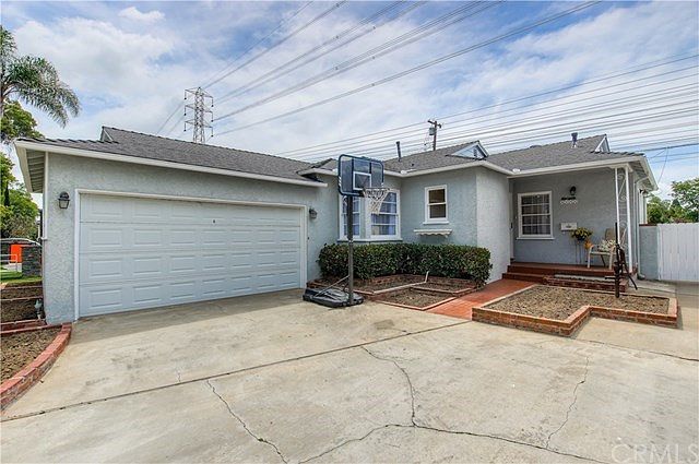 This charming and delightful home, nestled on a quiet street is walking distance to highly desirable Torrance Schools and minutes away from neighborhood parks, shopping and restaurants.  Don't miss this great opportunity to make it your home today!